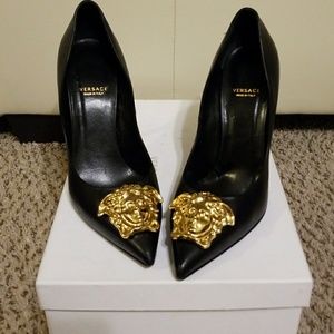 Versace 'Medusa' pump